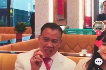 64歲萬梓良在酒吧喝大了!雙眼迷離臉通紅,一眾美女排隊靠肩合影