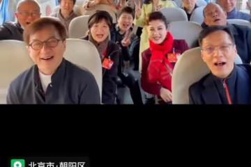 眾戲骨坐大巴出席會議！張凱麗換數套裝扮，成龍獲女性簇擁精神足