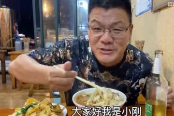 吃飯引百萬圍觀,影響力令奧迪服軟,為何母親去世卻拒絕粉絲饋贈