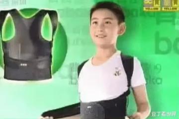 還記得「背背佳」廣告男孩嗎？如今已混成了一線，火得一塌糊塗
