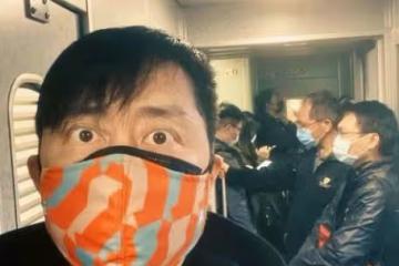 60歲庾澄慶樸素坐高鐵,買不到坐票和路人擠一堆,大方自拍無人識