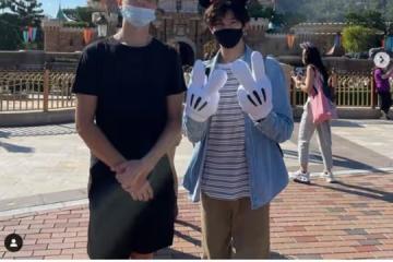 張智霖15歲兒子與倆美女出遊,女方身材出眾氣質好,眾人開心合影