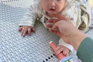 朱珠女兒6個月就學游泳，握撥浪鼓萌態十足，戴蕾絲帽精緻似公主