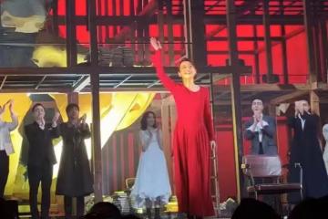 46歲梅婷出演話劇女主,露天鵝頸皮膚雪白,對觀眾飛吻謝幕顯嬌俏