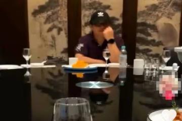 58歲劉歡現身飯局聚會被拍，身形壯碩穿戴名牌，就吃兩盤菜不講究