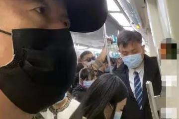 58歲戲骨乘北京地鐵上班,人太多被擠到快貼門,全程自拍無人認出