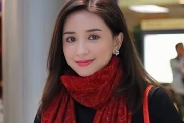 香港知名凍齡女星罕見出鏡，為兒子慶生，網友：看著比女兒還年輕
