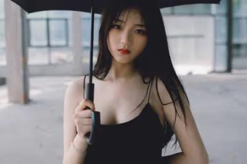 老闆對我蠢蠢欲動，為拿下我，他送我公司股份，讓我當他地下情人