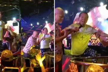 影帝萬梓良酒吧走穴被拍！險些摔倒被人攙扶，唱歌表情賣力太敬業