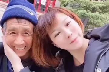 97年老漢撿到棄嬰,拾荒養大她,24年後女兒身價上億來報恩
