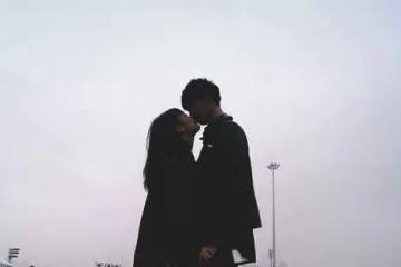 明知道他和很多女人發生過關係，我還是一如既往地爬上他的床