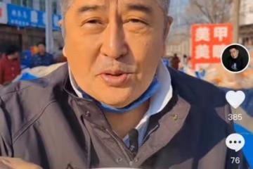 67歲香港戲骨在內地農村趕集!坐路邊吃豆漿油條,兩鬢斑白接地氣