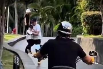 撒貝寧帶娃游三亞,站路邊張大嘴逗孩子,小朋友藍色眼睛白到發光
