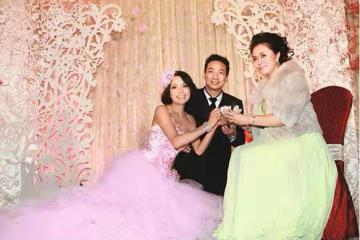 曾遇慘烈車禍，整容7年，香港女星與老公甜蜜親吻慶祝結婚11周年
