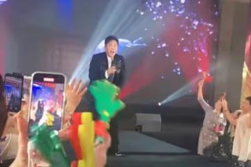 52歲毛寧商演撈金!身材壯碩臉部僵硬,摟近50歲美女富婆深情合唱