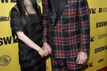 58歲凱奇和28歲日本小嬌妻十指緊扣 網友：就像爺爺帶著孫女