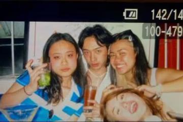 伊能靜19歲兒子異性緣佳，與三女友人相擁合影，手捧酒杯臉頰暈紅