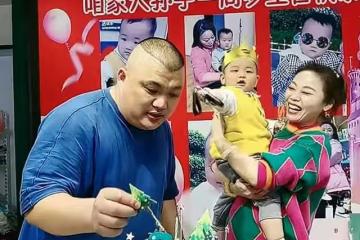 草帽姐為孫子慶生,化濃妝戴玉鐲顯富貴,兒子讀大學一月花幾萬