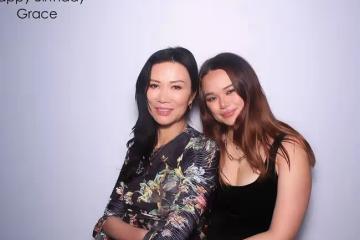 鄧文迪曬照為大女兒慶生,52歲身材纖細惹人羨,母女同框好似姐妹