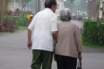 61歲老人再婚，子女無法理解，兒子：媽，以後我不給你養老了