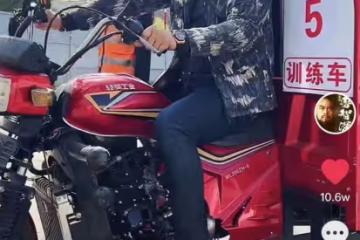 48歲戲骨自認改行下鄉種地!開農用三輪車接地氣,戴金表串珠搶鏡