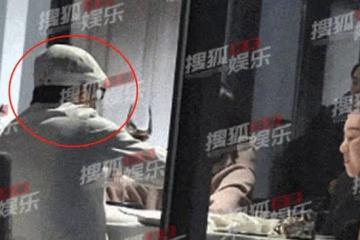 王寶強開200萬豪車現身,帶女友與家人聚餐,馮清一雙長腿細又直