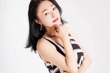 54歲日本艷星近況曝光，年過半百風韻猶存，嫁人後生活美滿