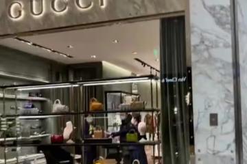 宋丹丹逛奢侈品氣場足，一頭短髮被誤認是男人，手提三大袋愛馬仕