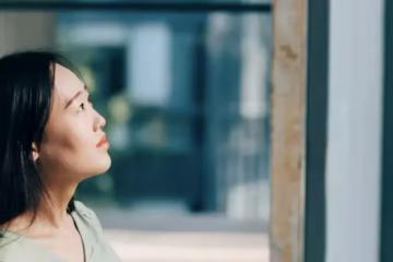 嫁給情人後我才明白:女人在婚外情中,有三種行為最讓人後悔