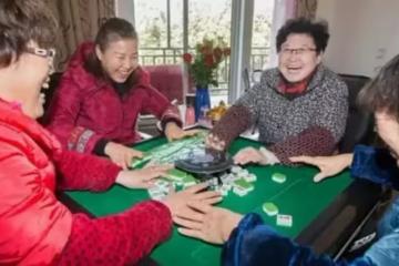 婆婆天天去打麻將, 有一天她手機忘帶讓我給送過去, 推開門後我哭了