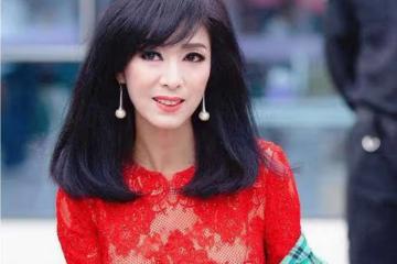 兩大女神罕同框!米雪與胡慧中看粵劇,自曝小3歲後輩是其偶像
