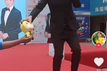 陶大宇小縣城跑商演，賣力演唱《倒轉地球》，背後樓房銹跡斑斑