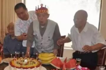 父過60大壽!親生子女「裝喝茫」趴桌不起, 養子主動結帳卻被前臺回絕,老父一席話兒女「酒醒」羞愧掩面