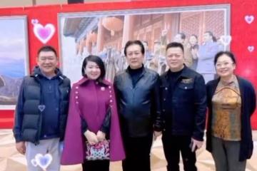 69歲唐國強近況曝光,穿皮衣挺大肚顯富態,腳步蹣跚走路顯吃力