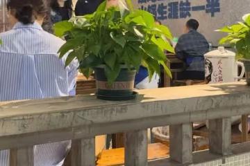 靳東帶高挑美女吃火鍋被拍,女生長腿細又直,一旁助理趕忙擋鏡頭