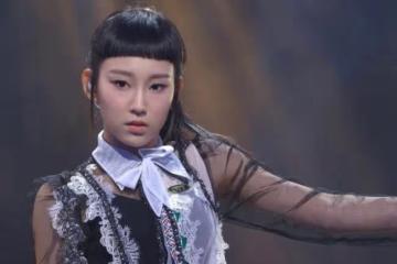 16歲女星生病仍堅持工作,台上跌倒崩潰大哭,卻被網友質疑炒作
