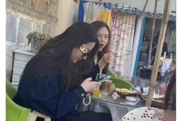 劉亦菲大理出遊被偶遇！戴金戒指露奢侈品logo，吃路邊攤側顏驚艷