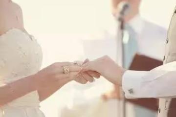 和初戀結婚一年,商場逛街男孩喊老婆媽媽,看到男孩男子蒙住