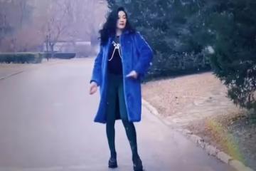 鍾麗緹跳舞竟順拐，眼神魅惑雙腿纖細似竹竿，胸前珍珠項鍊太搶鏡