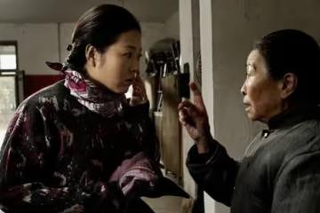 女子每月工資六千給娘家四千,丈夫鬧離婚,女兒生病去借錢她淚目