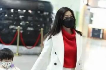 陳妍希帶兒子小星星現身機場，穿白色大衣配闊腿褲，氣質很高級