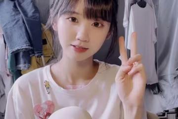井川里予真不愧是純欲天花板，在校園內閒逛，就被眾多學生求合影