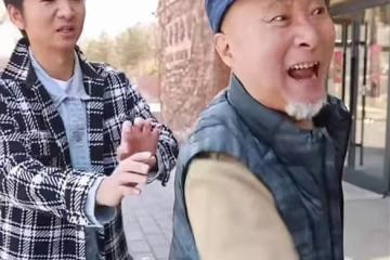 陳佩斯老婆罕曝光,夫妻倆街上吵架指指點點,男方被嚇得連連後退