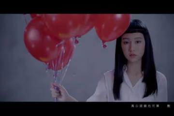 16歲炎明熹因病在台上不慎跌倒由譚俊彥扶起,本人否認因勞累所致