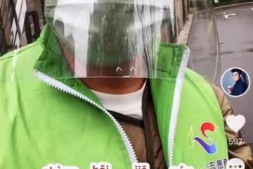 知名演員陳龍上海做防疫志願者！戴防護罩拿喇叭，忙前忙後接地氣