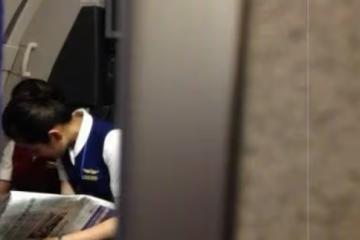 空姐老婆出軌了,在飛機廁所內和一個禿頂男人做那事