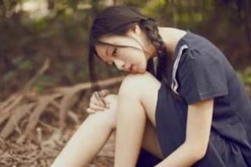 變態男對著春光乍泄的室友拍照，她腿劈著，裙子被掀開一半