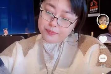 李菁菁攜全家吃大餐！滿身寶石太奪目，女兒穿辱華品牌服裝引爭議