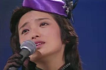 山口百惠告別演唱會，唱完《再見的另一方》，毅然放下白色話筒