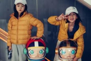 孫莉曬小女兒近照,7歲黃少艾顏值高鏡頭感超強,與閨蜜合照神似雙胞胎